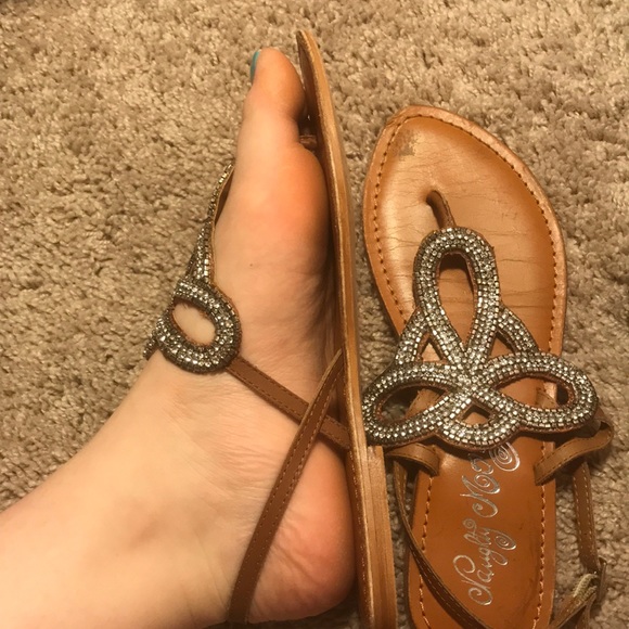 Cute, detailed sandals! - Picture 3 of 5
